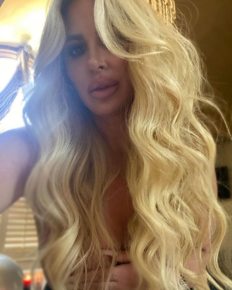 克罗伊比尔曼KROYBIERMANN似乎对KIMZOLCIAK出售其名牌服装以减轻财务困境做出了反应