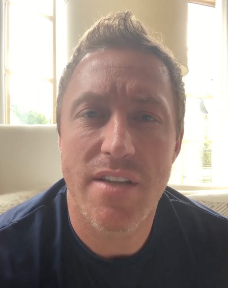 克罗伊比尔曼KROYBIERMANN似乎对KIMZOLCIAK出售其名牌服装以减轻财务困境做出了反应