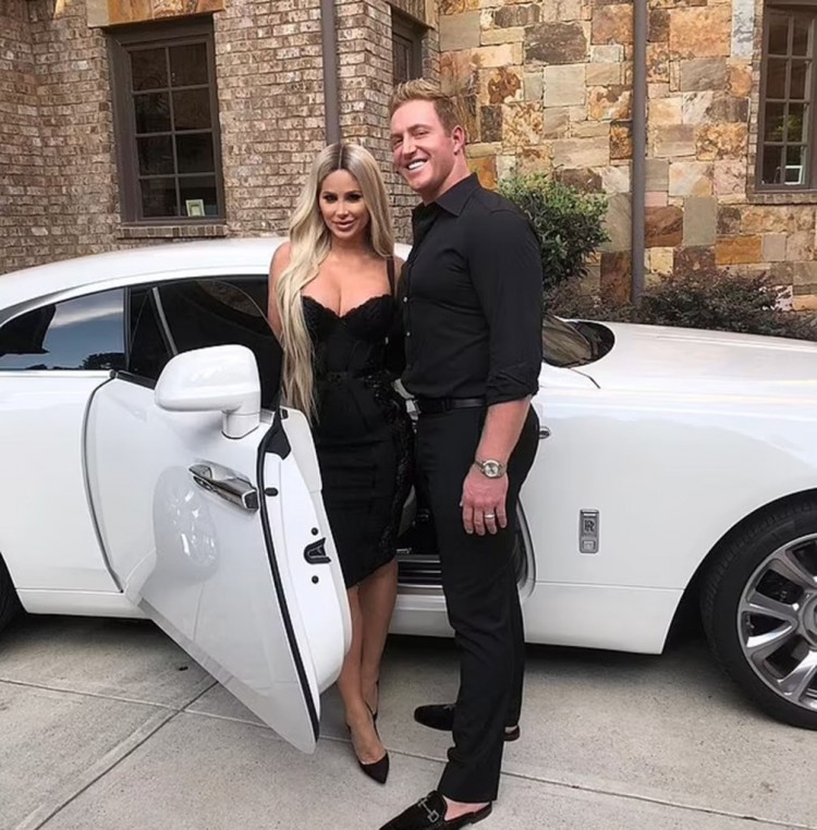 克罗伊比尔曼KROYBIERMANN似乎对KIMZOLCIAK出售其名牌服装以减轻财务困境做出了反应