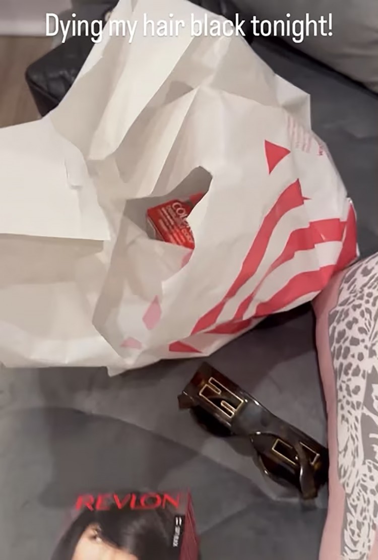 阿曼达拜恩斯在新的开始中短暂地将头发染成黑色我要回到金发碧眼