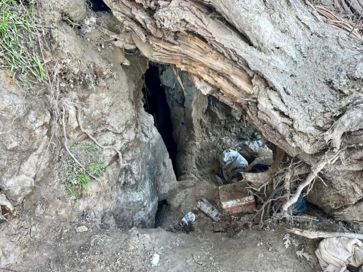 加州无家可归者发现住在装满垃圾和毒品的洞穴里